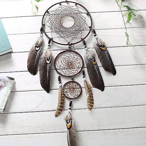 L'Attrape rêves l'aigle royal mesure 80 cm et est constitué de plumes et de perles de couleurs marron et noir. Il est vendu par la société Z Comme Zen