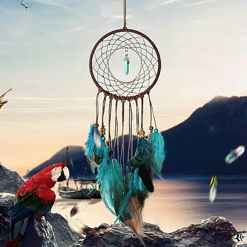 L'attrape rêve Breloque et Turquoise est orné d'une pierre de turquoie. De couleurs bleu turquoise, noir et brun il est vendu par la Boutique Z Comme Zen.