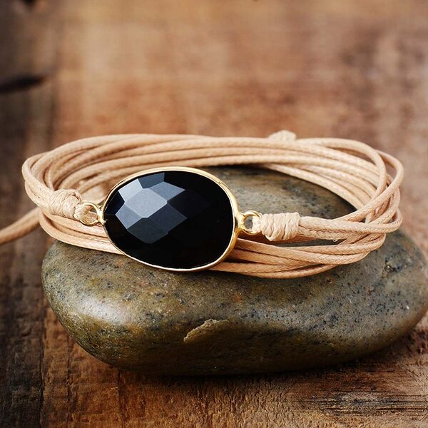Le Bracelet Lacet Sagesse d'Onyx est un bracelet constitué d'une magnifique pierre naturelle d'Onyx et d'un cordon en cuir. Il est vendu par la boutique Z Comme Zen