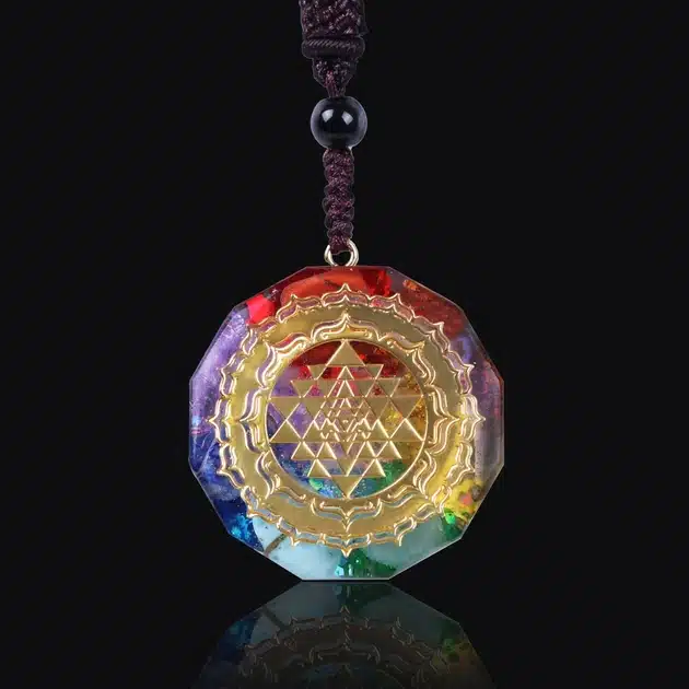 Pochette pour le Collier de Guérison lumineux en pierres naturelles d'orgonite un mélange de pierres de jaspe rouge, d'améthyste, agate rouge, Topaze, Aventurine verte, Turquoise, et lapis lazuli vendu par la Boutique Z Comme Zen