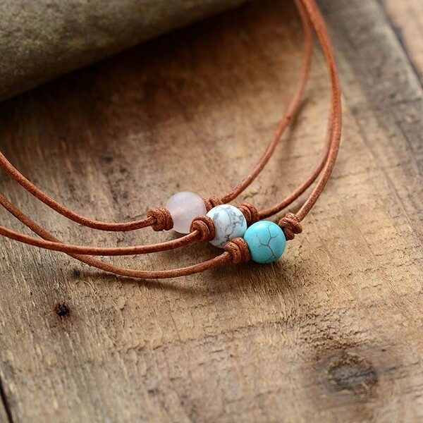 Collier Ras de Cou Amour et Paix en pierres naturelles d'Howlite, de turquoise et quartz rose vendu par la Boutique Z Comme Zen spécialisée en Lithothérapie