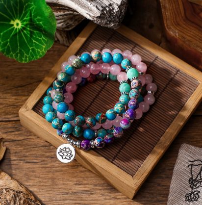 Bracelet Mala Charms de Pierres Colorées de couleurs violet rose et turquoise et d'un pendentif symbole fleur de lotus vendu par la Boutique Z Comme Zen spécialiste en lithothérapie et produit zen