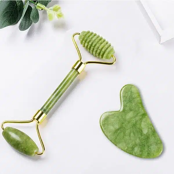 Roller Visage Double Texture et Gua-Sha Coeur Jade, accessoires de massage visage en pierres naturelles de jade vendu par la Boutique Z Comme Zen spécialiste en lithothérapie, bien-être et produits zen