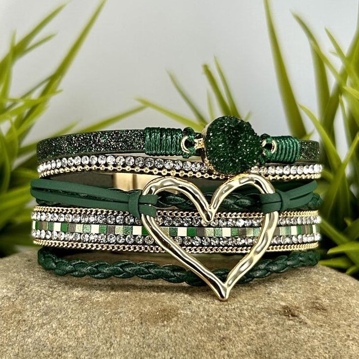 Bracelet manchette coeur étincelant en lanières de cuir de couleurs vertes et strasse agrémenté par un joli coeur en doré. Vendu par la Boutique Z Comme Zen - ZCZ