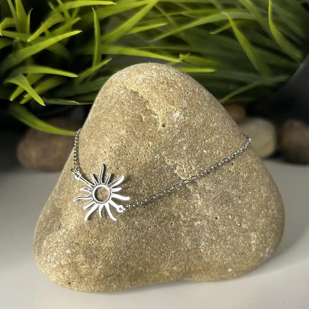 Bracelet Acier Soleil "Lagos" avec pendentif soleil de couleur argenté vendu par la boutique Z Comme Zen - zcz
