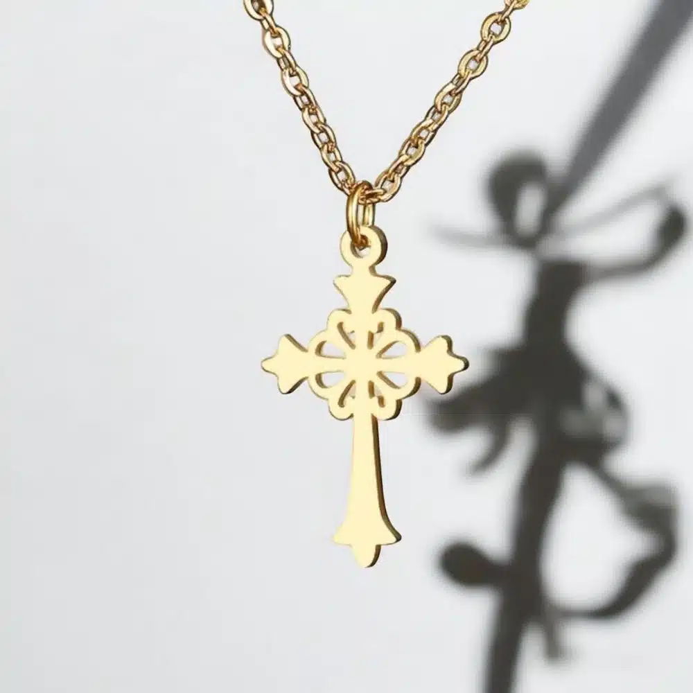 Collier Pendentif Acier Croix "Jaipur" en acier inoxydable doré vendu par la Boutique Z Comme Zen spécialiste en lithothérapie et produit zen