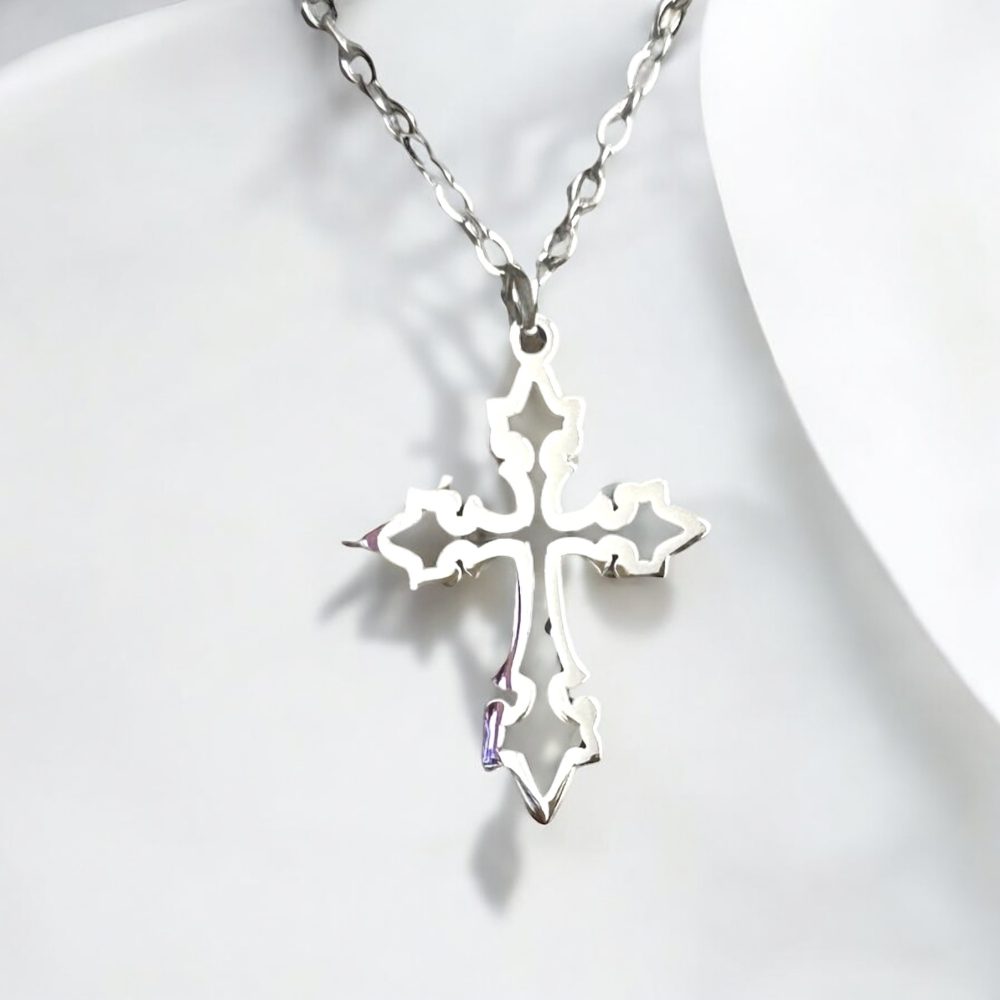 Collier Pendentif Acier Croix "Kolkata" argenté en acier inoxydable vendu par la Boutique Z Comme Zen spécialiste en lithothérapie et produit zen