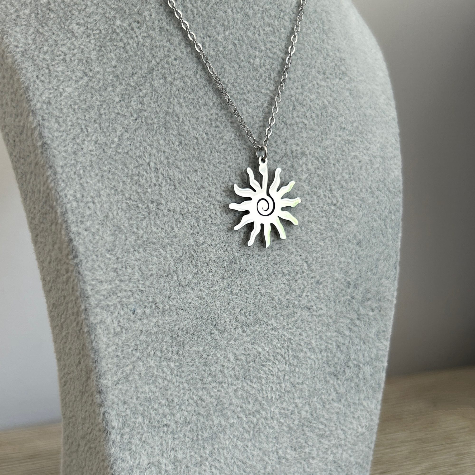 Collier Pendentif Acier Soleil "India" argent argenté en acier inoxydable vendu par la Boutique Z Comme Zen spécialiste en lithothérapie et produit zen