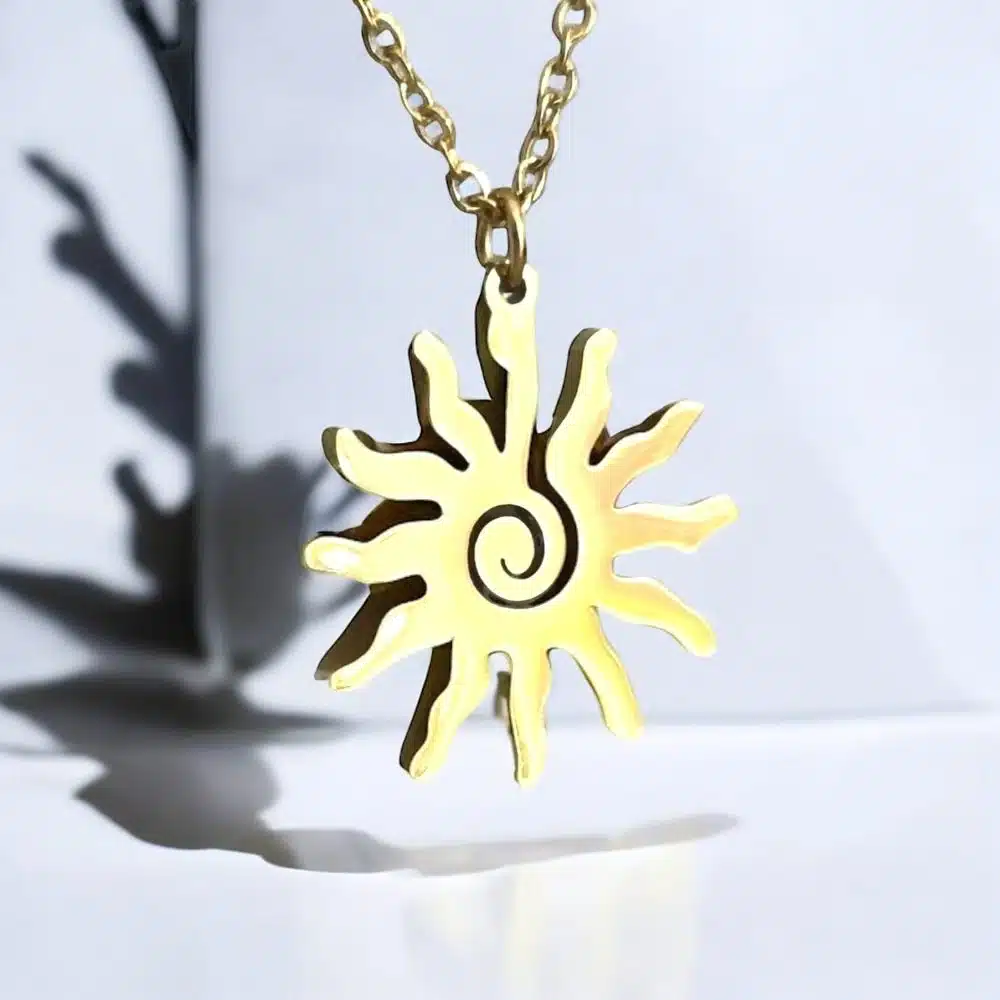 Collier Pendentif Acier Soleil "India" en acier inoxydable avec pendentif soleil de couleur doré vendu par la boutique Z Comme Zen spécialiste en lithothérapie et produit zen