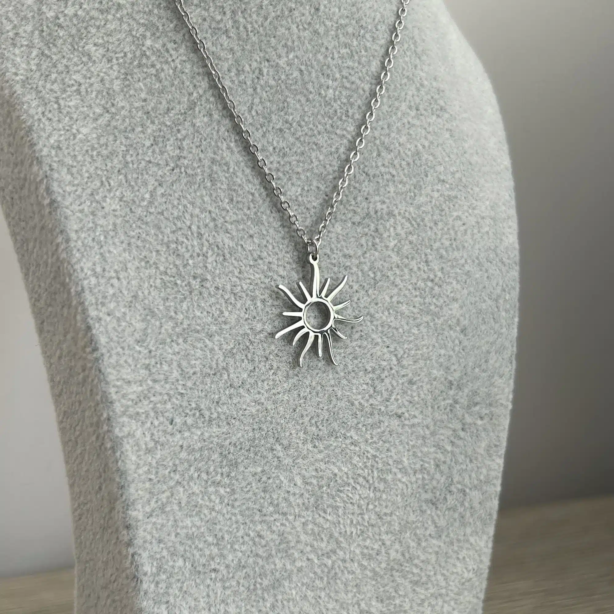 Collier Pendentif Acier Soleil "Lagos" avec pendentif soleil de couleur argenté vendu par la boutique Z Comme Zen - zcz
