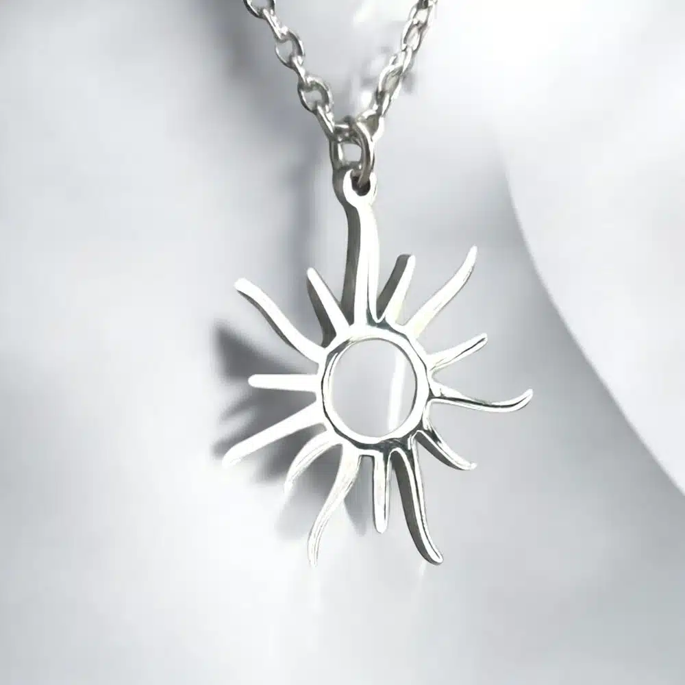 Collier Pendentif Acier Soleil "Lagos" avec pendentif soleil de couleur argenté vendu par la boutique Z Comme Zen - zcz