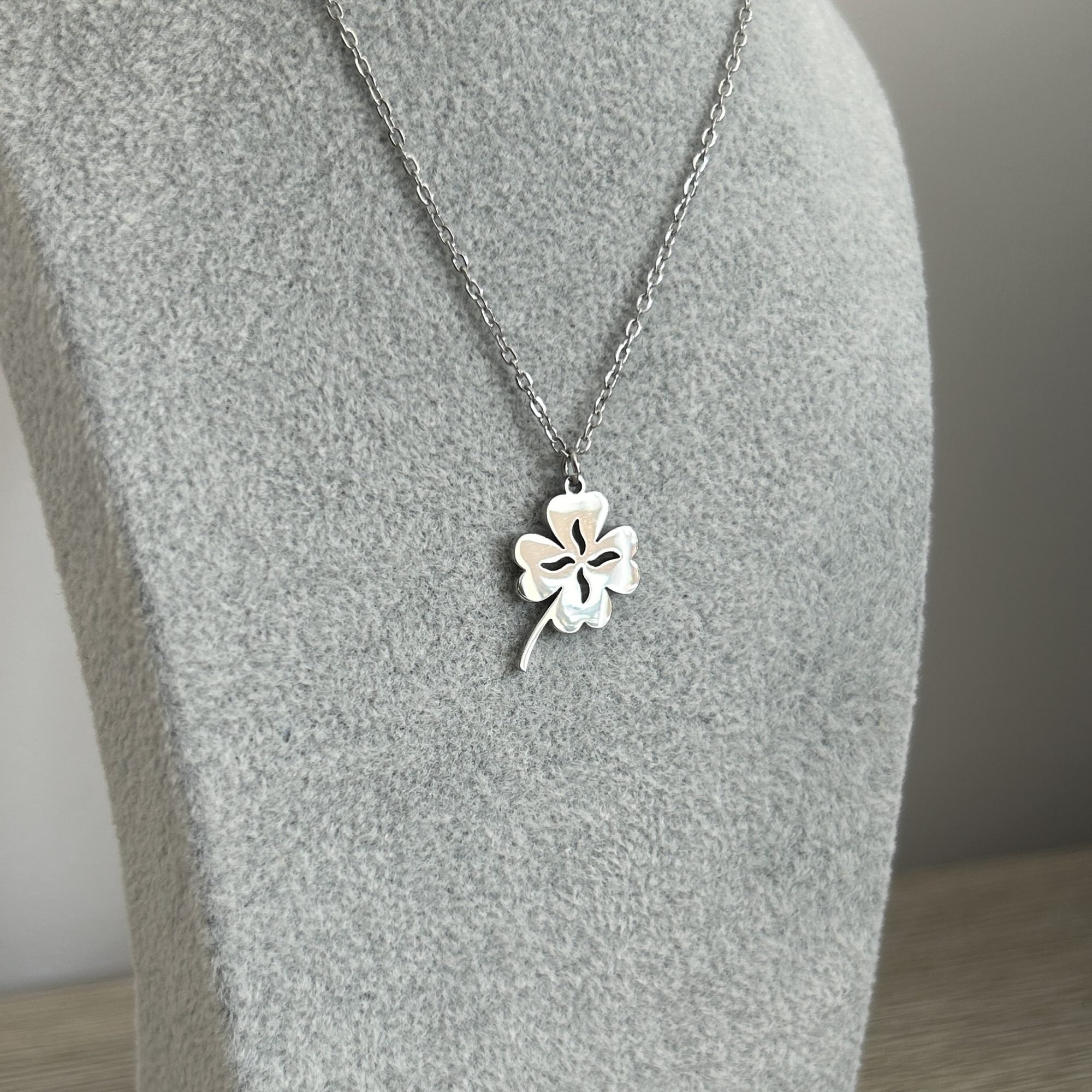 Collier Pendentif Acier Trèfle à 4 Feuilles en acier inoxydable argenté vendu par la Boutique Z Comme Zen spécialiste en lithothérapie et produit zen