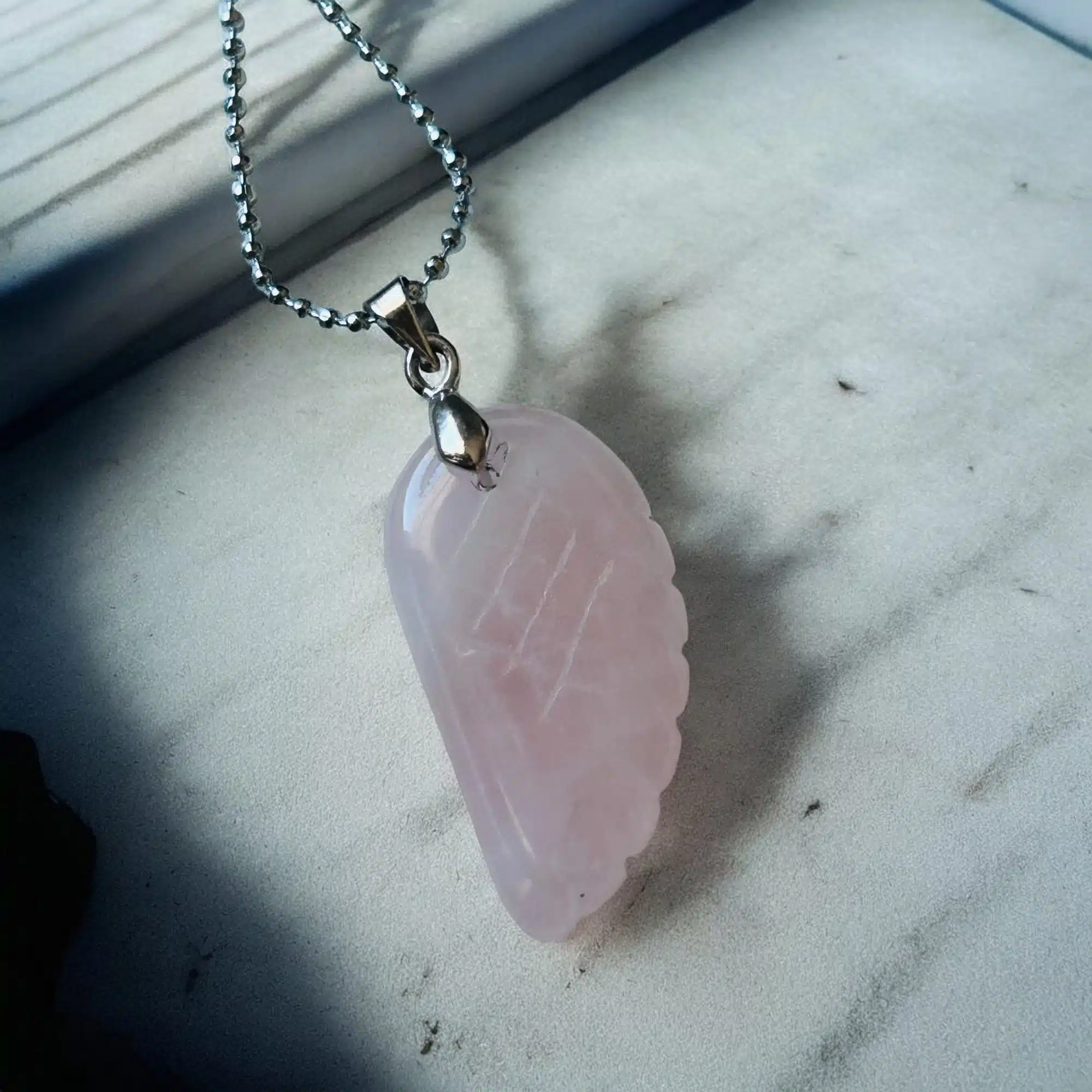 Collier Pendentif Aile d'Ange - Quartz Rose – Image 2