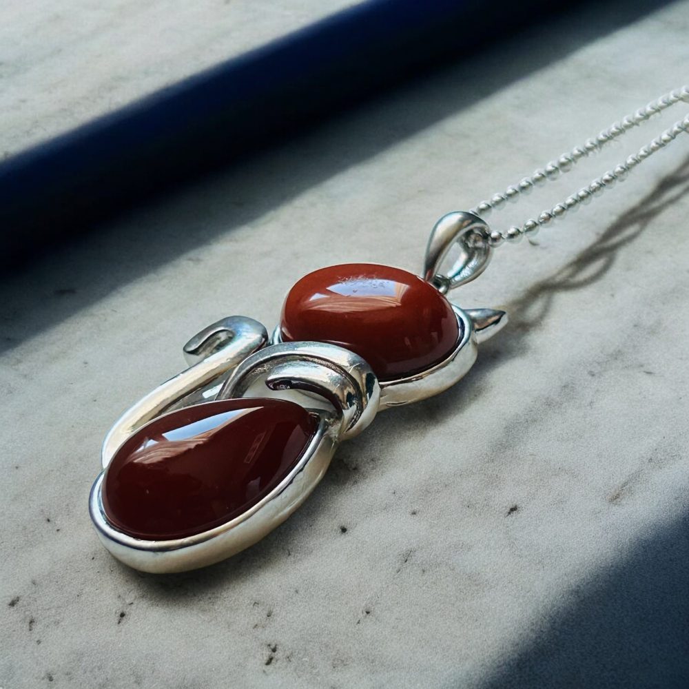 Collier Pendentif Chat Précieux - Agate Rouge