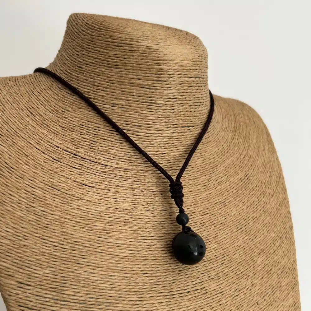 Collier Pendentif Mantra Porte-Bonheur - Mantra Noir