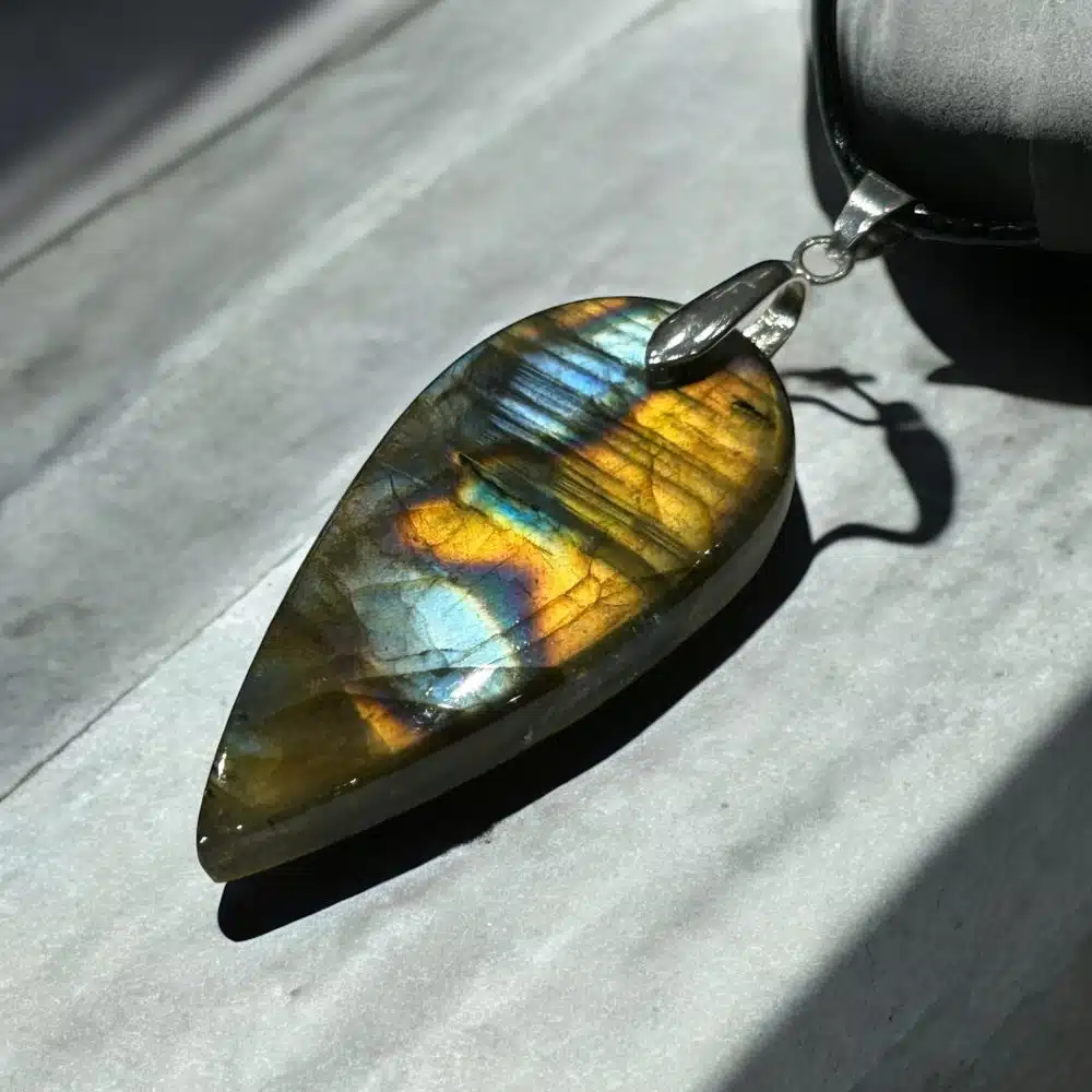 Collier Pendentif Labradorite - Soleil des Gardiens