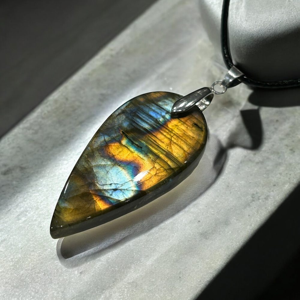 Collier Pendentif Labradorite - Soleil des Gardiens